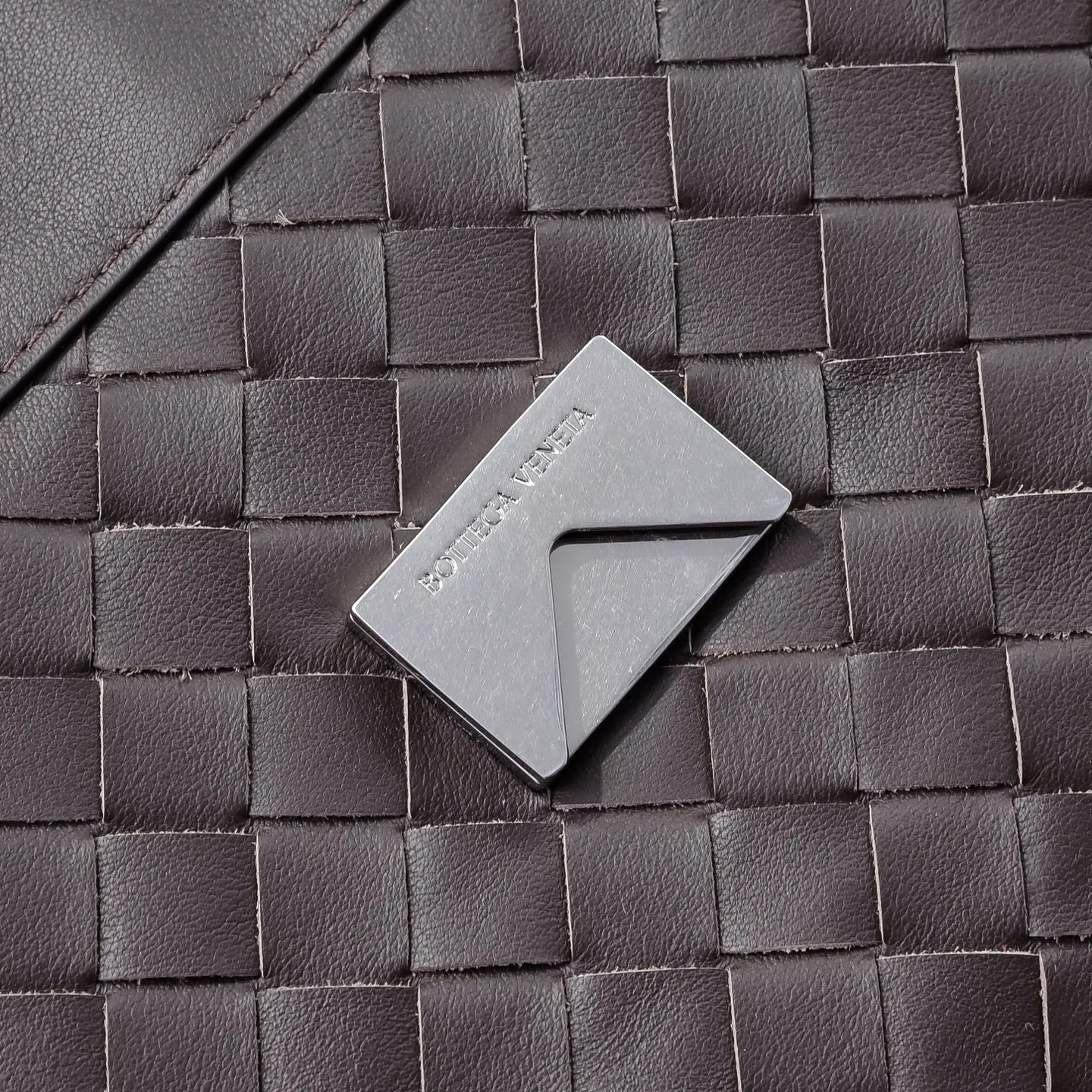 Batch 2960 BOTTEGA VENETA 2025 new men's ANDIAMO backpack Bottega Veneta's main recommendation is undoubtedly Andiamo. The first new favorite of 2025 is a men's splayed buckle bag. It can be seen that the designer has used many small ideas. The detachable cross-body strap is very convenient for elite office workers to carry their work diary. Reduce the burden on your hands when carrying office supplies. The interior is divided into two large compartments and a small zippered compartment. Unlike the women's model, the compartments here are not detachable. The fixed large single layer also makes it easier to pack lightly when going out to work and avoids the accumulation of too many small items. Style number: 5969 Size: 43*32*20cm